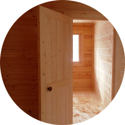Двери 

межкомнатные - деревянные филенчатые 2 х 0,8 м.